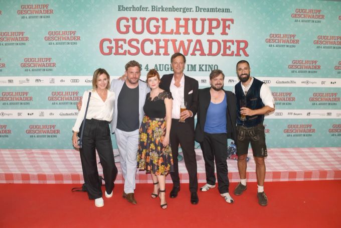 Die Besetzung von Guglhupf Geschwader auf dem roten Teppich. Besetzung Guglhupf Geschwader