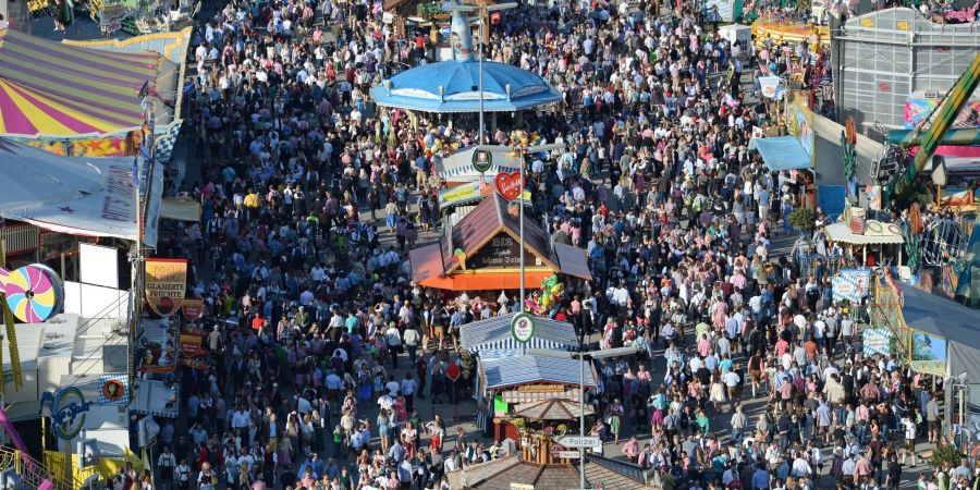 Dichtgedrägt feiern Menschen auf dem Oktoberfest. Erreger haben hier ein leichtes Spiel.