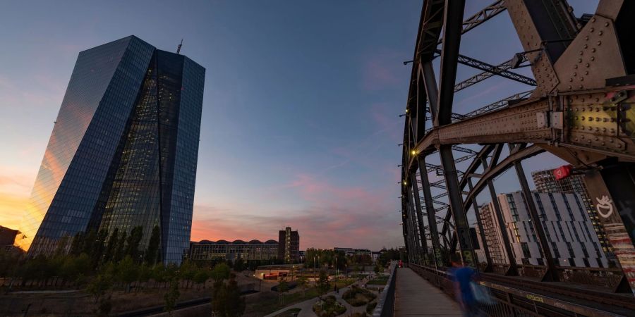 Das Licht der untergehenden Sonne spiegelt sich in der EZB-Glasfassade in Frankfurt am Main.