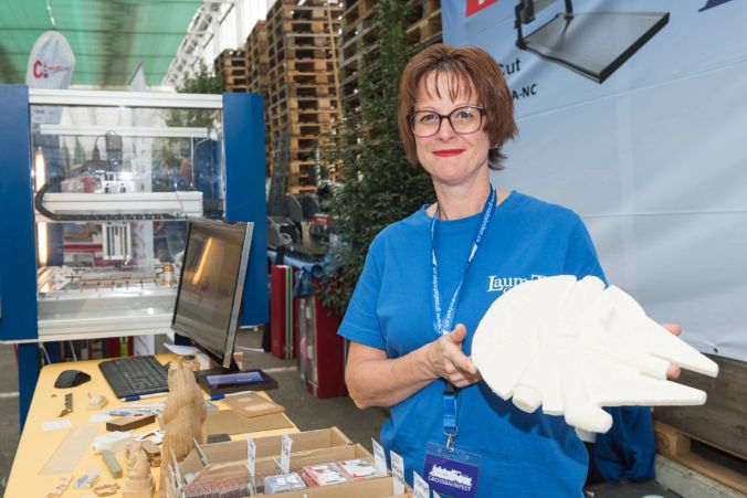 Kathrin Cienkiewicz erläutert das Gravurangebot der Firma Laumatt GmbH.
