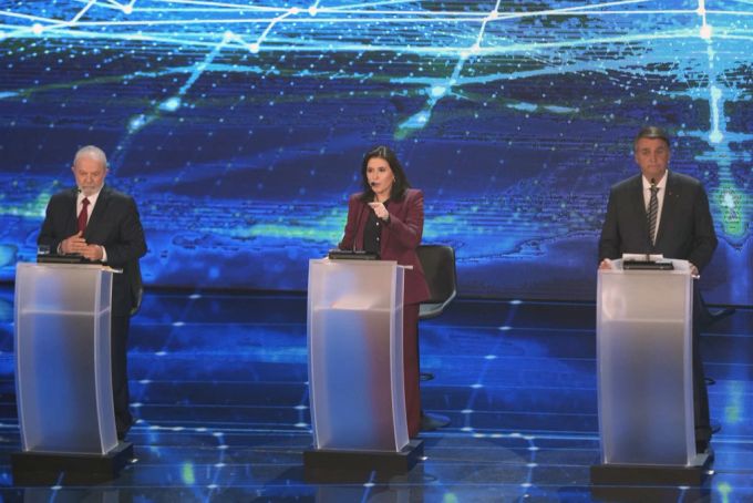 Simone Tebet der Partei Movimento Democrático Brasileiro (Mitte), der amtierende Präsident Jair Bolsonaro (rechts), Luiz Inácio Lula da Silva der Arbeiterpartei (links) Brasilien