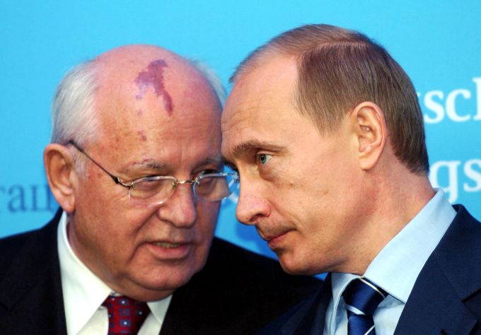 Der russische Präsident Wladimir Putin und der frühere sowjetische Staatspräsident Michail Gorbatschow (l.) sprechen auf einer Pressekonferenz im Schloss Gottorf miteinander. Michail Gorbatschow
