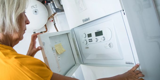Es gibt noch Sparpotenzial: Viele Heizungen sind noch nicht effizient eingestellt. Heizung Einstellungen Frau Zentral Vaillant