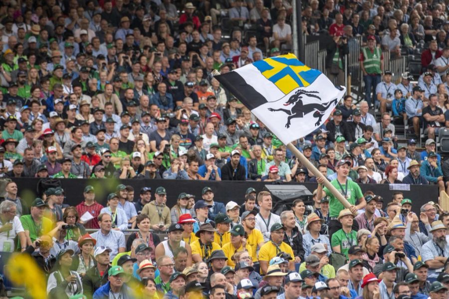 Die Zuschauerränge waren prall gefüllt. Insgesamt 50'000 Menschen bot das temporäre Stadion Platz. 11'700 von ihnen übernachteten laut Veranstalter auf den Campingplätzen.