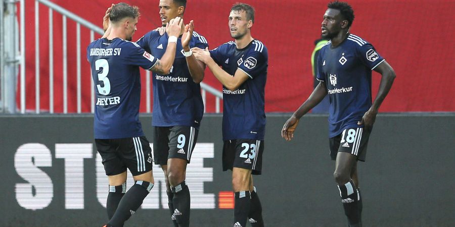 Die Spieler des Hamburger SV bejubeln die 1:0-Führung gegen Holstein Kiel.