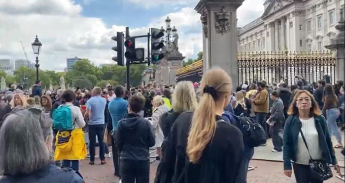 Zehntausende Briten sind zum Palast gekommen. Nau.ch ist vor Ort. king charles