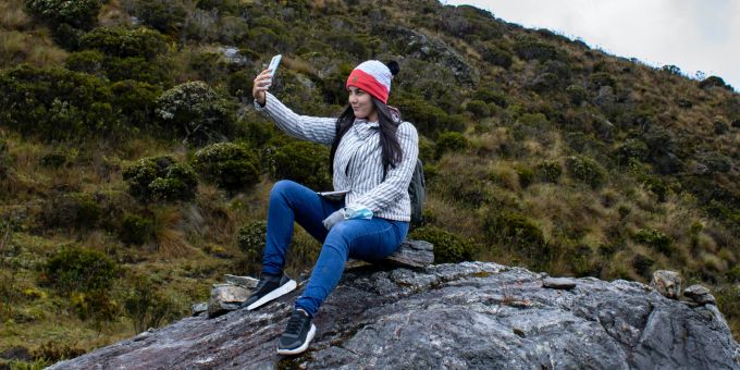 Der SAC startet eine neue Kampagne gegen Geotags auf Instagram. (Symbolbild) Wandern Selfie