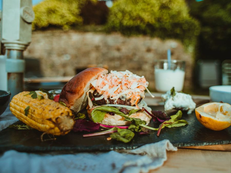 Maiskolben Burger Salat