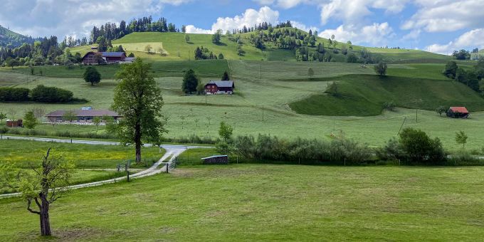 Entlebucher Landschaft aus dem Zug heraus gesehen. Entlebucher Landschaft aus dem Zug heraus gesehen.