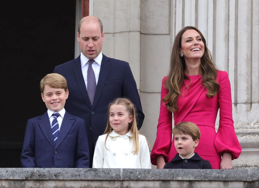 Prinz George, Prinz William, Prinzessin Charlotte, Prinz Louis und Herzogin (v.l.n.r.) auf dem Balkon des Buckingham Palast. Chris Jackson/PA Wire/dpa