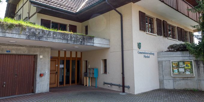Der Eingang zur Gemeindeverwaltung Mirchel an der Mirchelbergstrasse 10. Der Eingang zur Gemeindeverwaltung Mirchel an der Mirchelbergstrasse 10.