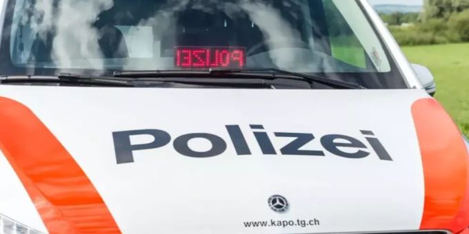 Unbekannte Person verursacht Unfall auf der A1 und flüchtet zu Fuss.
