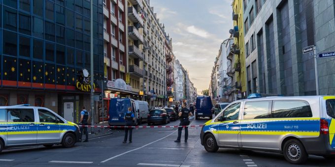 Polizisten vor einer Absperrung während eines Einsatzes im Bahnhofsviertel in Frankfurt am Main. Polizisten vor einer Absperrung während eines Einsatzes im Bahnhofsviertel in Frankfurt am Main.
