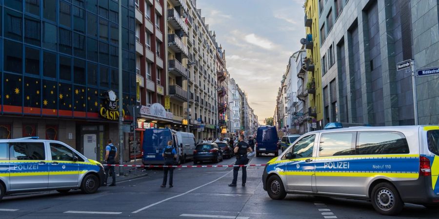 Polizisten vor einer Absperrung während eines Einsatzes im Bahnhofsviertel in Frankfurt am Main.
