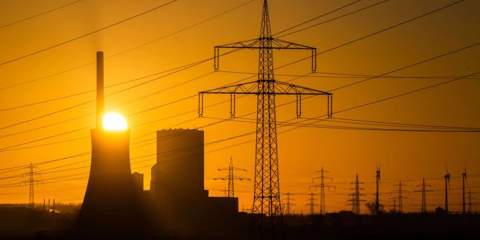 Die Sonne geht hinter dem Kohlekraftwerk Mehrum im Landkreis Peine auf. Die Sonne geht hinter dem Kohlekraftwerk Mehrum im Landkreis Peine auf.