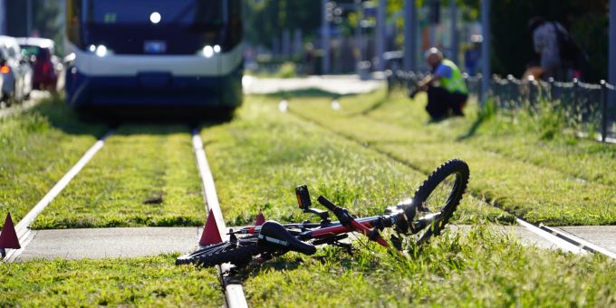 Der Unfall ereignete sich bei einem Bahnübergang. Zürich unfall