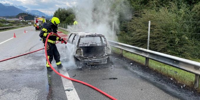 Domat-Ems: Fahrzeugbrand Domat-Ems: Fahrzeugbrand
