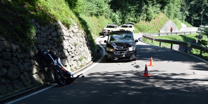 Rehetobel AR: Frontalkollision zwischen Motorrad und Personenwagen. Rehetobel AR