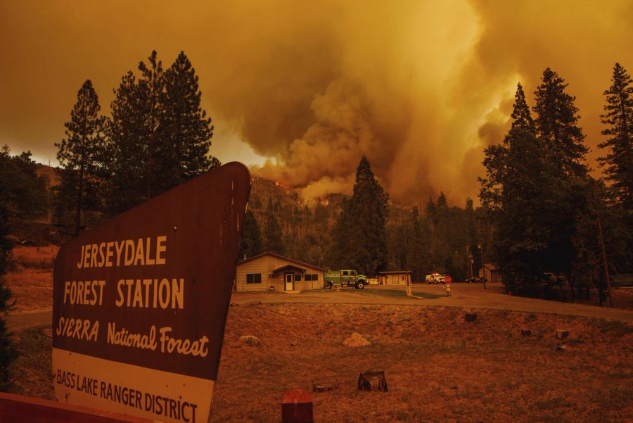 Flammen des «Oak Fire» fressen sich am 23 Juli auf die Jerseydale Forest Station in Mariposa County, Kalifornien zu.