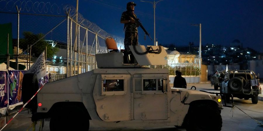 Ein Taliban-Kämpfer steht Wache am Ort einer Explosion vor dem Kabul International Cricket Stadium.