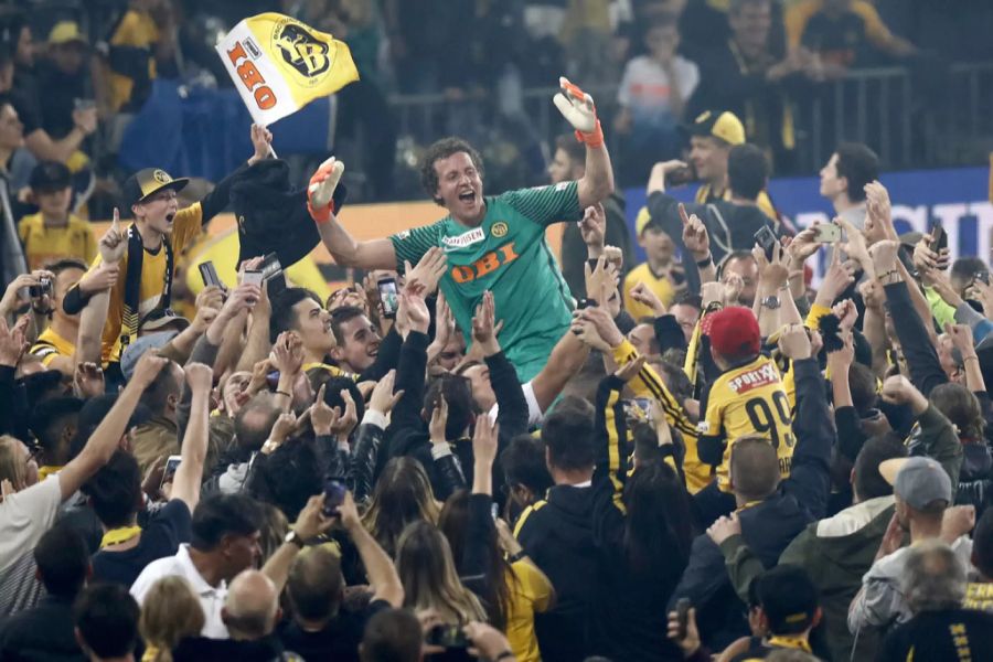 Nach dem Platzsturm war Wölfli einer der gefeierten Helden der YB-Fans.