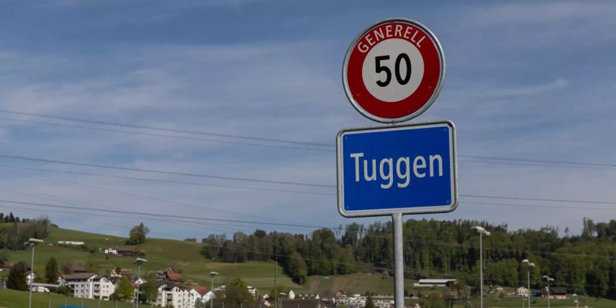 Einfahrtsstrasse Richtung der Gemeinde Tuggen.