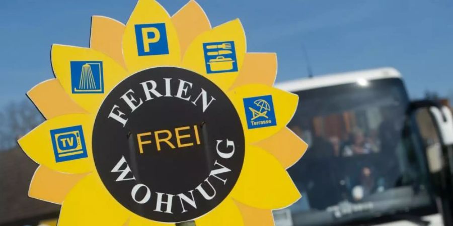 Ein Werbeschild für eine freie Ferien-Wohnung steht auf der Insel Usedom am Strassenrand. Foto: Stefan Sauer/dpa-Zentralbild/dpa