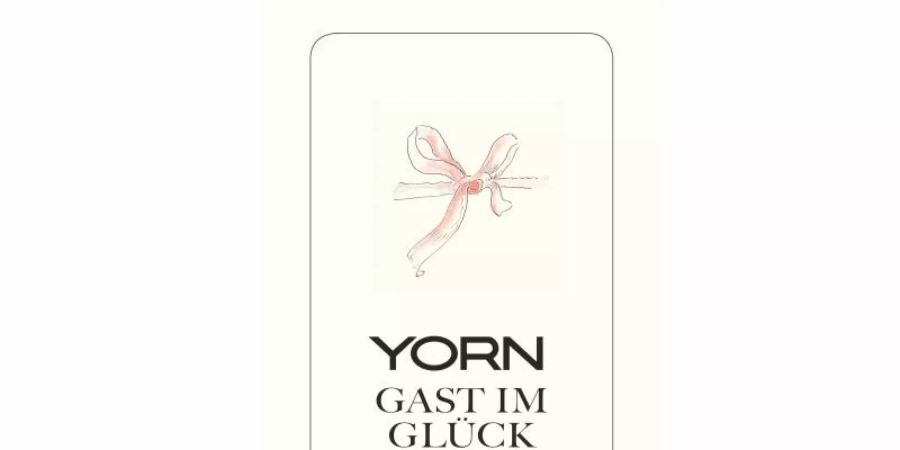 Das Cover des Buches "Yorn: Gast im Glück. Mit Zeichnungen von Sempe" von Jürgen Michaelsen alias Yorn (undatierte Aufnahme). Yorn schuf sein eigenes Haute-Couture-Haus in der Welthauptstadt der Mode. Von dort aus sorgte er über Jahrzehnte für Pariser Schick bei Karstadt und Neckermann. Diesen märchenhaft scheinenden Aufstieg erzählt Yorn in seinen kurzweiligen Erinnerungen «Gast im Glück». (zu dpa "Ein deutsches Glückskind eroberte die Pariser Modewelt"). Foto: Diogenes/dpa