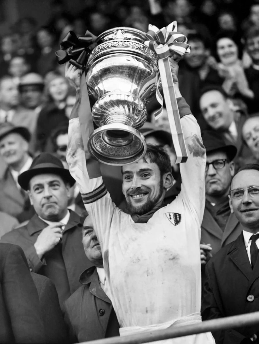 Captain Georgy stemmt nach dem ersten Cupsieg des FC Sion den Pokal in Bern.