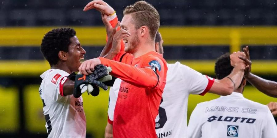 Die Spieler vom FSV Mainz 05 feiern den unerwarteten Sieg bei Borussia Dortmund. Foto: Guido Kirchner/dpa-pool/dpa