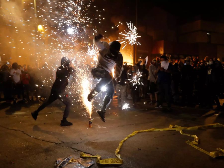 Demonstranten zündeten ein Feuerwerk an vor einem brennenden Gebäude des 3. Bezirks der Polizei von Minneapolis während der Proteste nach dem Tod von George Floyd.