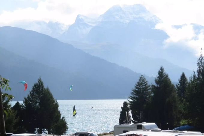 Der Silvaplanersee zieht nicht nur Wind- und Kitesurfer in seinen Bann. Camping Silvaplana