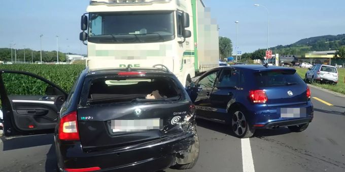 In Bürgeln TG hat sich am Freitagmorgen ein Verkehrsunfall mit drei beteiligten Autos ereignet. Bürgeln