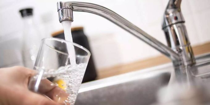 Pestizid: In vielen Schweizer Gemeinden finden sich Rückstände von Chlorothalonil im Trinkwasser. (Symbolbild) evian pestizid trinkwasser