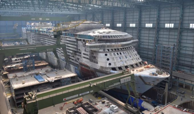 Ein Kreuzfahrtschiff im Bau in der gigantischen Meyer Werft im deutschen Papenburg. Die Branche schafft viele Tausende Arbeitsplätze, die nun in Gefahr sind. Coronavirus Meyer Werft Papenburg