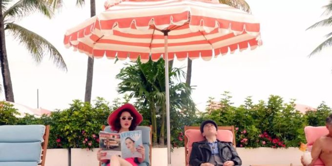 Rachel Brosnahan (l) als Miriam «Midge» Maisel auf der Sonnenliege. Foto: -/Amazon Prime/dpa Rachel Brosnahan (l) als Miriam «Midge» Maisel auf der Sonnenliege. Foto: -/Amazon Prime/dpa