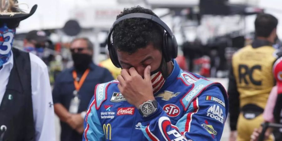 Bubba Wallace (r) vor dem Start des Autorennens der NASCAR Cup Series auf dem Talladega Superspeedway. Foto: John Bazemore/AP/dpa