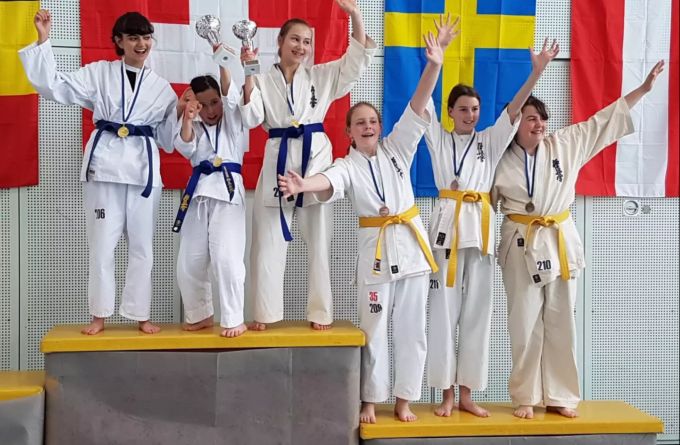 Die stolzen Gewinner des Tomodachi Karate-Cup Karate Club Strengelbach