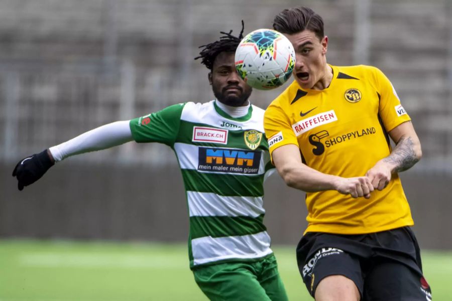 Abubakar im Testspiel gegen YB-Verteidiger Cédric Zesiger.