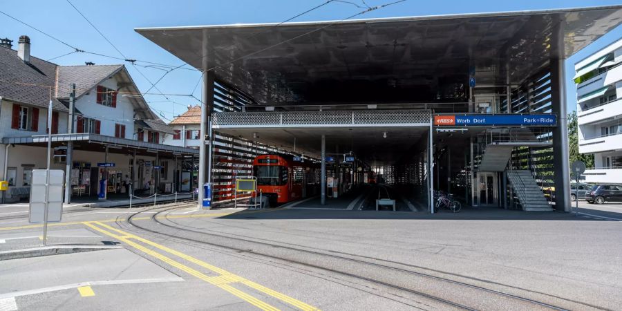 Alter und neuer RBS Bahnhof Worb und Bahnhofplatz.