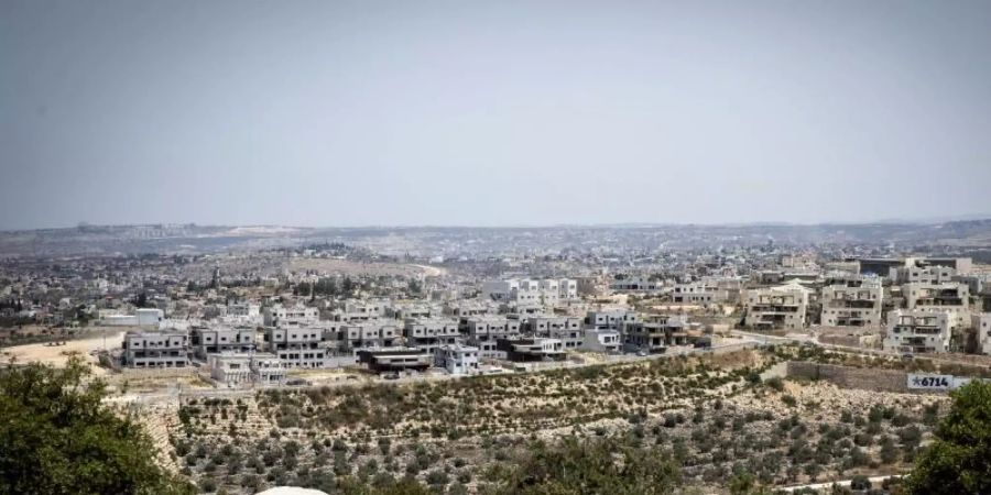 Ein Blick auf neue Gebäude in der Siedlung Schomron, die unter israelischer Regionalverwaltung im Westjordanland steht. Foto: Ilia Yefimovich/dpa