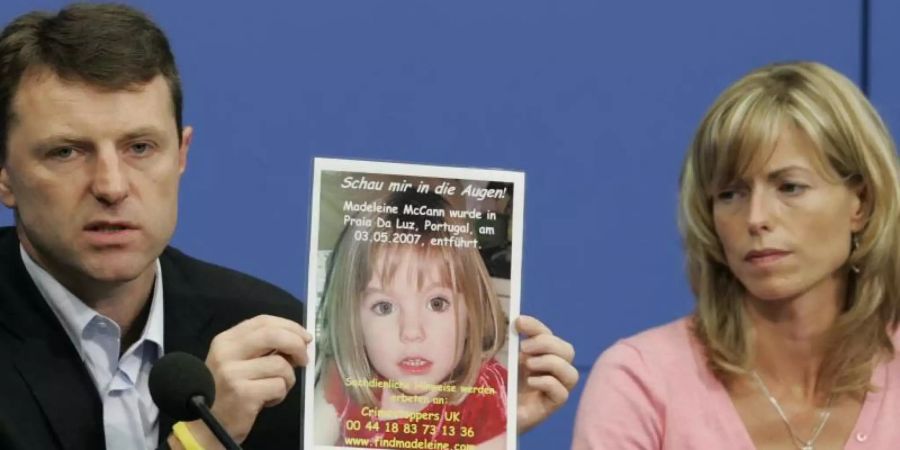 Gerry und Kate McCann zeigen während einer Pressekonferenz im Juni 2007 ein Bild ihrer verschwundenen Tochter Maddie. Foto: Soeren Stache/dpa-Zentralbild/dpa