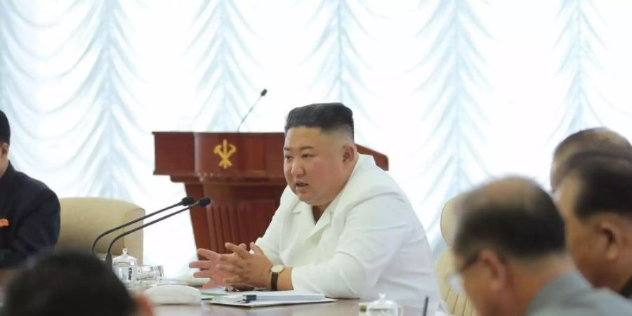 Nordkoreas Machthaber Kim Jong Un während einer Sitzung. Foto: -/KCNA/dpa