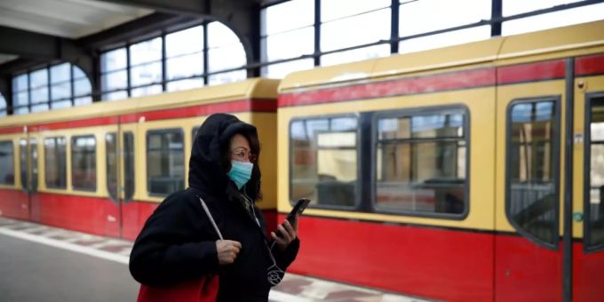 Fahrgast vor der Berliner S-Bahn Fahrgast vor der Berliner S-Bahn