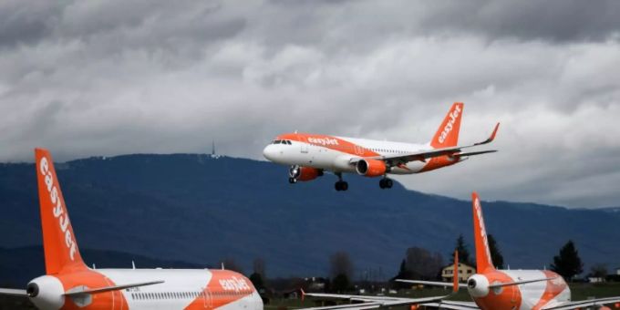 Easyjet-Maschinen auf und über dem Flughafen in Genf. Easyjet