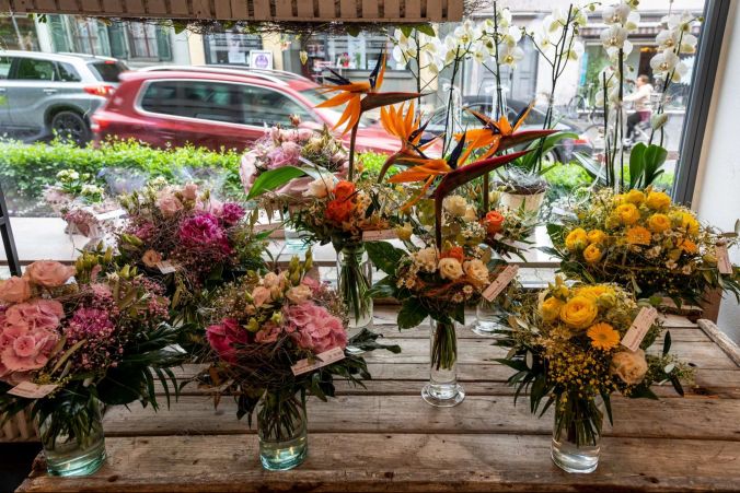 Frische Blumensträusse  im Schaufenster von flowers and fun