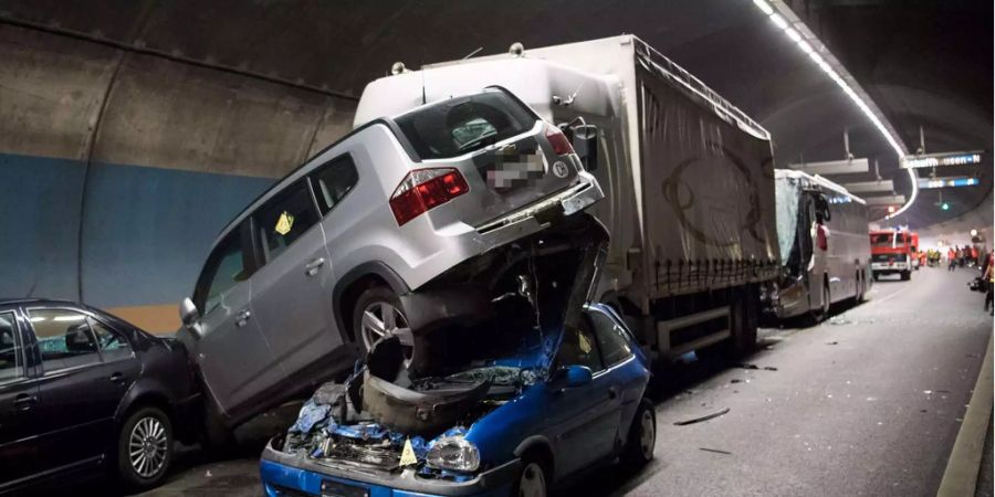 Immer wieder kommt es beim gefährlichen Fäsenstaubtunnel zu Unfällen, wie hier im Oktober 2016.