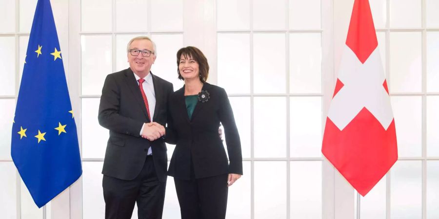 Herzliche Begrüssung: Bundespräsidentin Leuthard und EU-Kommissionspräsident Jean-Claude Juncker.