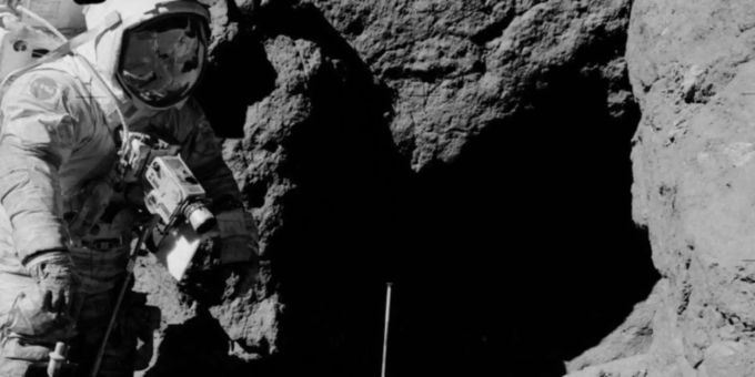 Im Helm des Astronauten spiegelt sich eine zweite Person. Astronauten Nasa