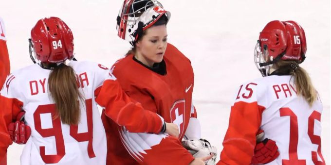 Der Gesichtsausdruck spricht Bände: Florence Schelling muss im Spiel gegen Russland fünf Mal hinter sich greifen (der letzte Treffer fällt ins leere Tor). Der Gesichtsausdruck spricht Bände: Florence Schelling muss im Spiel gegen Russland fünf Mal hinter sich greifen (der letzte Treffer fällt ins leere Tor).